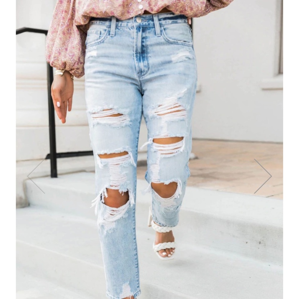 Pink Lily MELINDA RAW HEM LIGHT WASH DISTRESSED MOM JEANS
